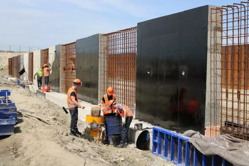 Обработка анкерной стенки битумной мастикой для гидроизоляции