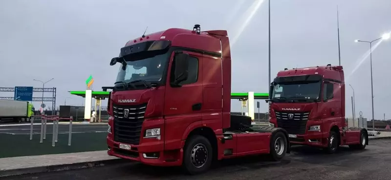 КАМАЗ передал первые шесть самоуправляемых магистральных тягачей