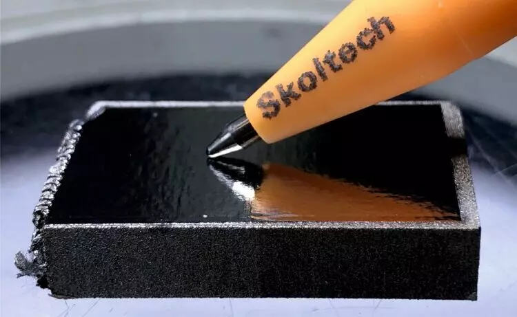 Изготовленный на 3D-принтере прямоугольный образец из нержавеющей стали. Верхняя грань прошла лазерную полировку по методу, предложенному научной группой из Сколтеха и МИФИ.