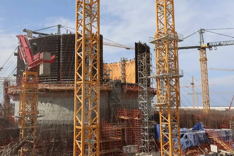 Изображение №2 для «Росатом: На втором блоке АЭС Эль Дабаа Египет завершили монтаж второго яруса внутренней защитной оболочки»