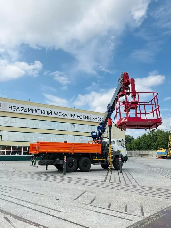 Кран-манипулятор на испытательной площадке