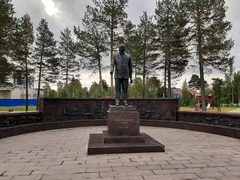 Памятник Гейдару Алиеву (фото автора)