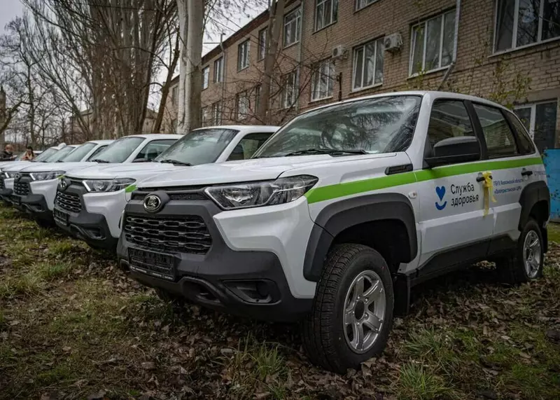 В херсонские больницы передали 32 автомобиля медицинской службы