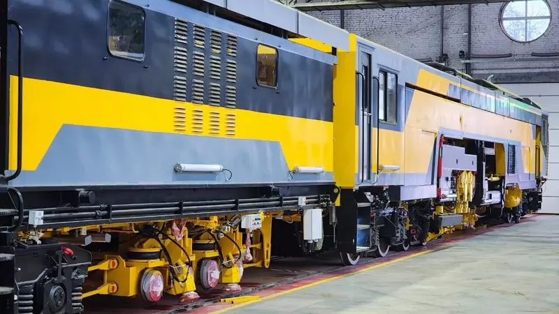 Картинка 2 для статьи «спецтехника и логистика: На заводе Калугапутьмаш собрали первую новую машину для обслуживания железнодорожных путей ПМА 3»