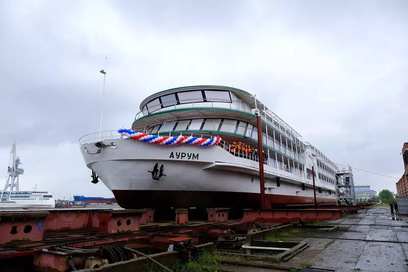 На астраханской верфи ОСК спущен на воду колесный теплоход Аурум