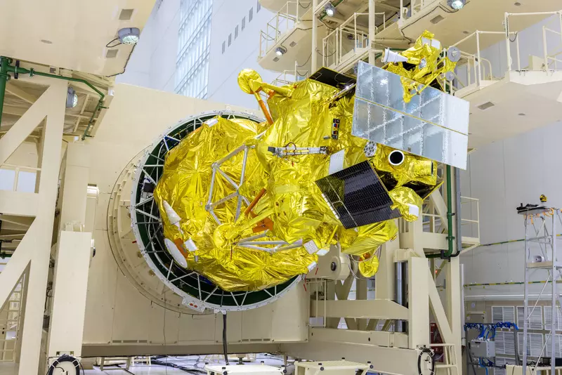 Фото #10 для поста «На Восточном на автоматическую станцию Луна 25 накатили головной обтекатель»