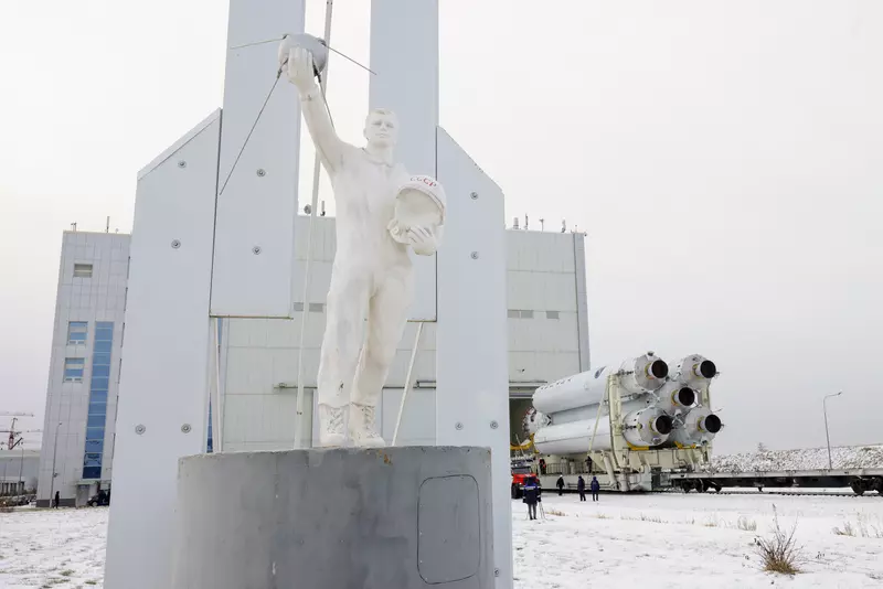 Фото #2 для поста «космонавтика: Сухой вывоз на Восточном Ангару НЖ установили на пусковой стол»