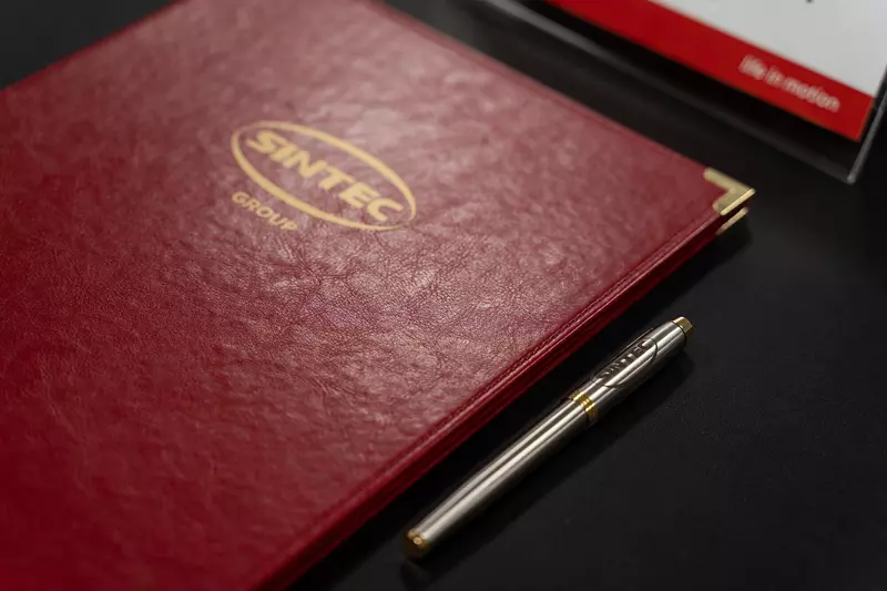 В грузовики начали заливать российские масла