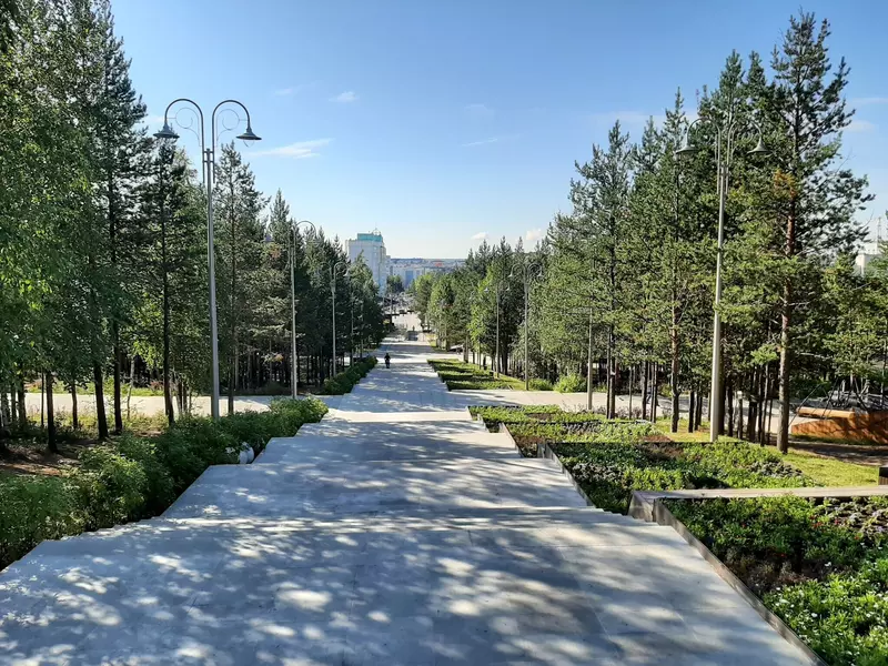 Ноябрьск-парк, парадная лестница (фото автора)