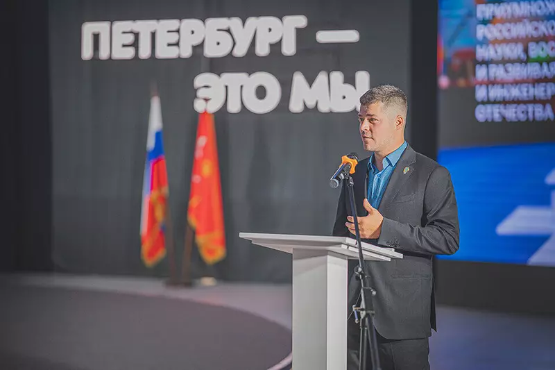 Фото #3 для «сигнализация: Компания НПО СтарЛайн показала на выставке Мой Петербург автоуправляемый тягач»