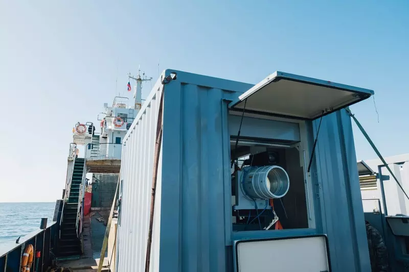 Ученые Росатома впервые испытали мобильный лазер для очистки водной поверхности от нефти