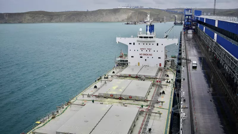 Иллюстрация №2 для новости «спецтехника и логистика: В порту Тамань начал работу закрытый склад серы»