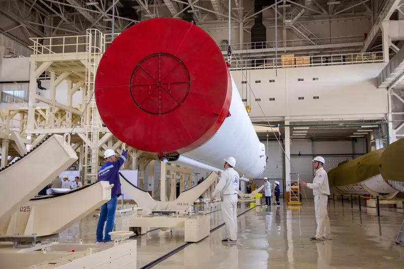 Изображение #3 для новости «испытания: На космодроме Восточный в ходе комплексных испытаний собирают ракету Ангара НЖ»