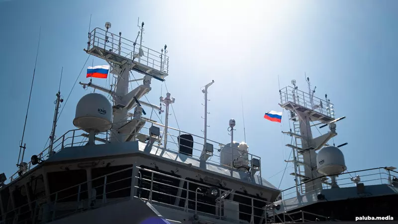 На краболовах Капитан Егоров и Капитан Манжолин поднят флаг России