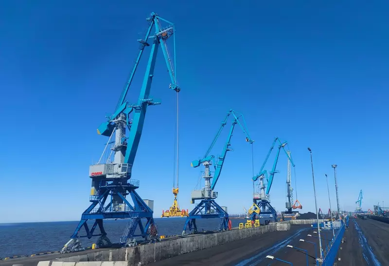 СММ поставила четыре портальных крана для порта Усть Луга