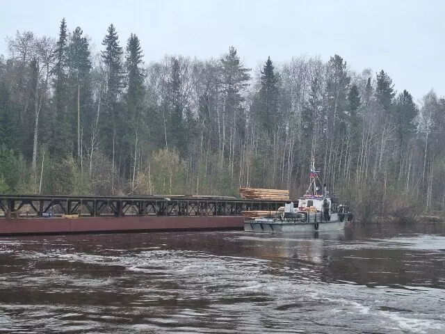 Изображение #1 для поста «: В поселок Коржинский в республике Коми доставлен новый наплавной понтонный мост»