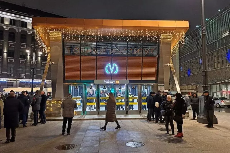 Станция метро Горный институт открылась в Петербурге