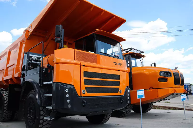 На заводе Тонар представили новую технику мощный внедорожный самосвал и обновлённые полуприцепы