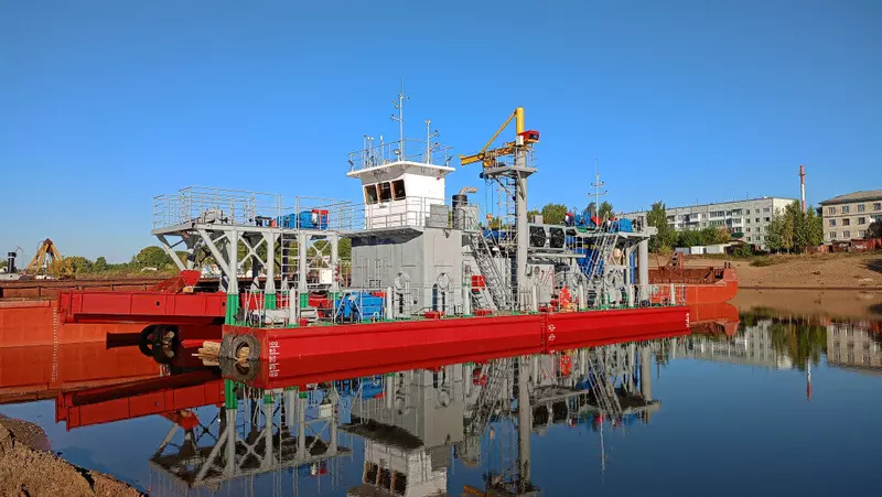 В Архангельской области спустили на воду новый земснаряд проекта Ц 480ДА