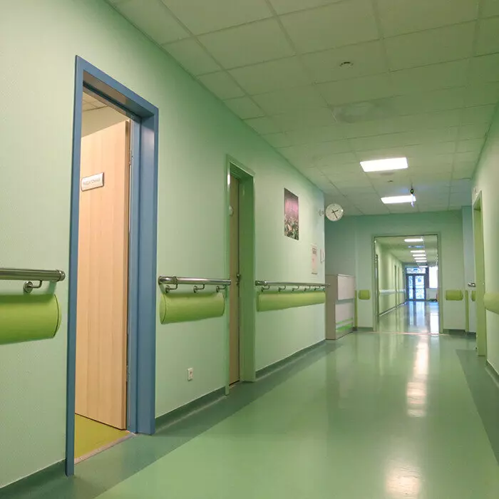 Иллюстрация №1 для «Медучреждения: Преимущества дверей в пластике для больниц»