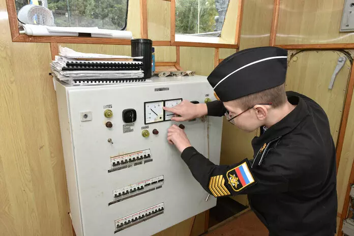 Фото #3 для статьи «катер: Детский морской центр Свободного торжественно принял во флотилию катер Бурея»