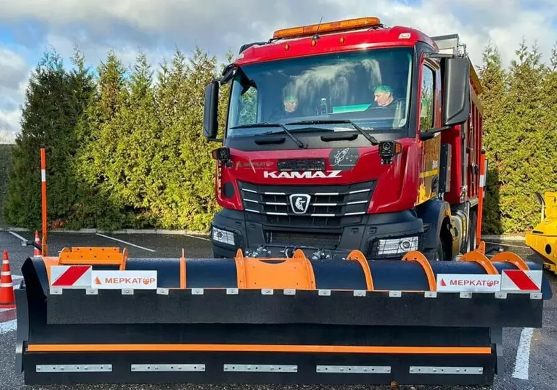 Меркатор Холдинг представил новую комбинированную дорожную машину КДМ 700АК