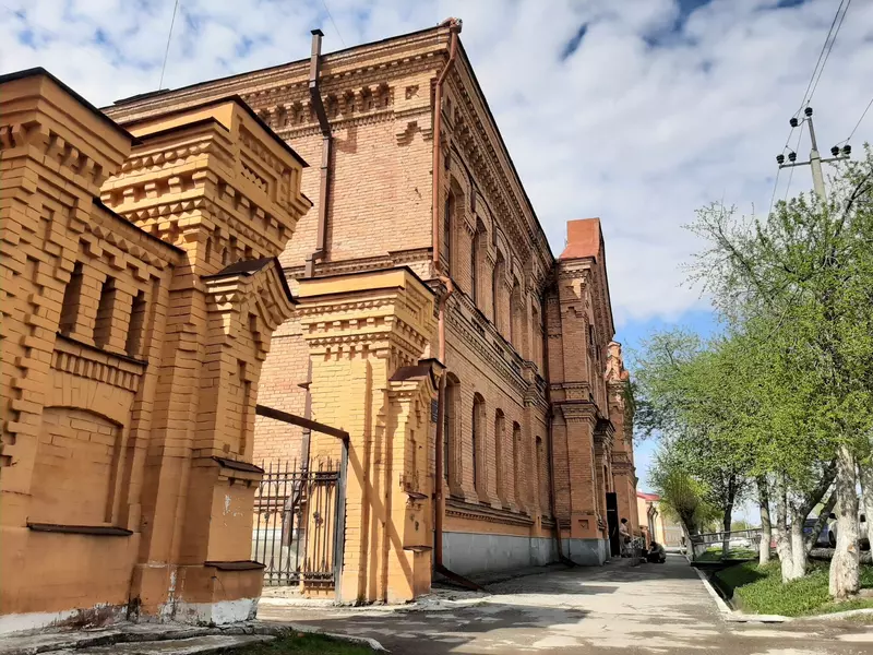 Женская гимназия (фото автора)