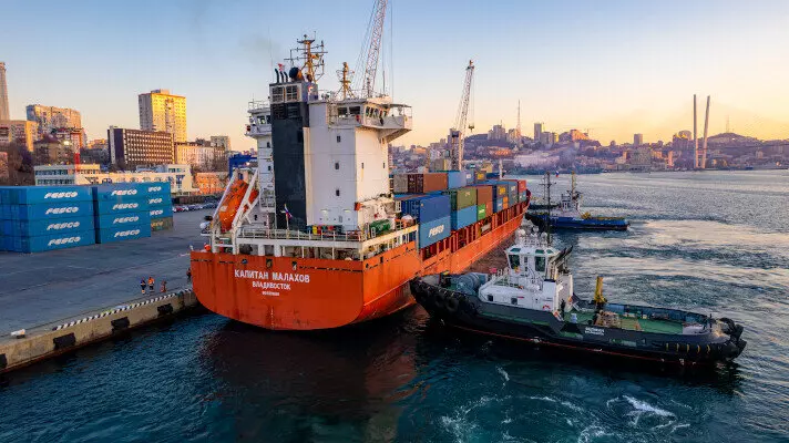 Во Владивостоке встретили новый контейнеровоз Капитан Малахов