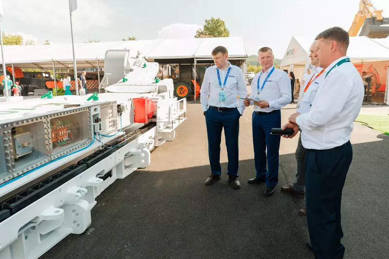 Фото №3 для статьи «импортозамещение: Новинка отечественного машиностроения Анжеромаш представил очистной комбайн К 1000А»