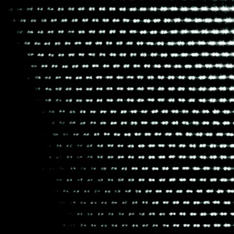 Изображение просвечивающей электронной микроскопии высокого разрешения. Яркие точки соответствуют атомным колонкам переходных металлов (никель-марганец и кобальт-марганец). Темные участки соответствуют колонкам атомов лития и кислорода / © Анатолий Морозов