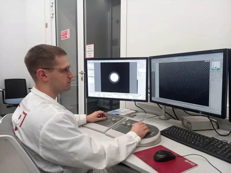 Работа на просвечивающем электронном микроскопе / © Анатолий Морозов