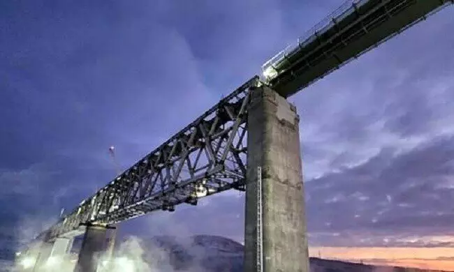 На железнодорожном мосту через реку Тулома установлены все пролетные строения