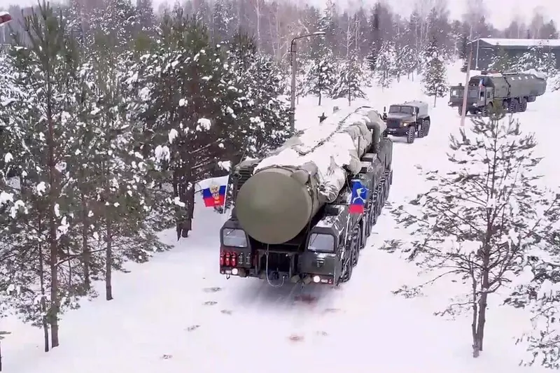 В Тверской области на боевое дежурство заступил ракетный полк мобильных Ярсов