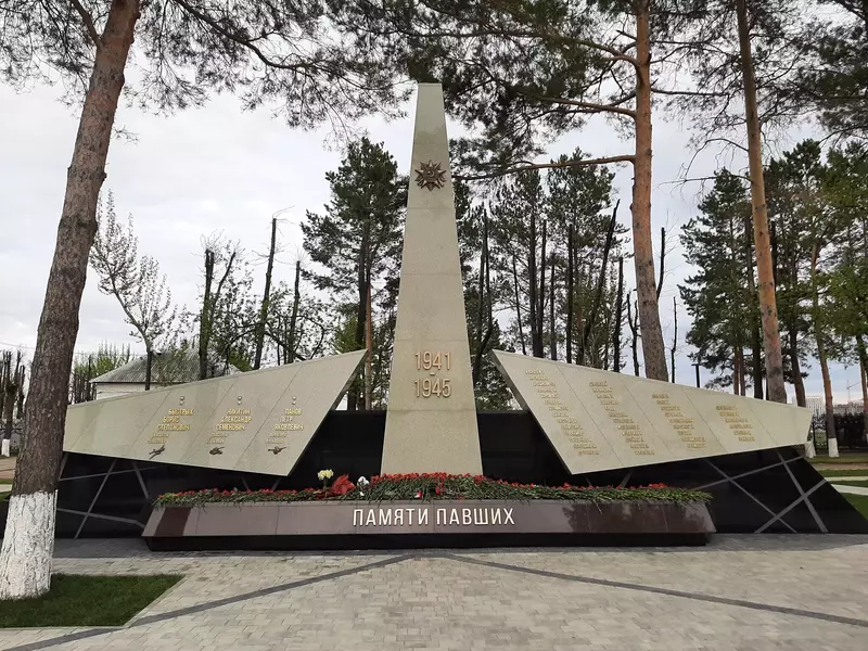 Мемориальный комплекс «Памяти Павших» авиаторам Тюмени (фото автора)