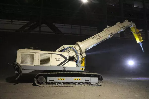 На ОЭМК поступила машина ломки футеровки