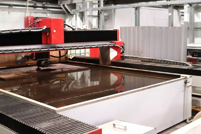 На Кировском заводе Маяк запущена новая гидроабразивная установка для высокоточной резки металлов