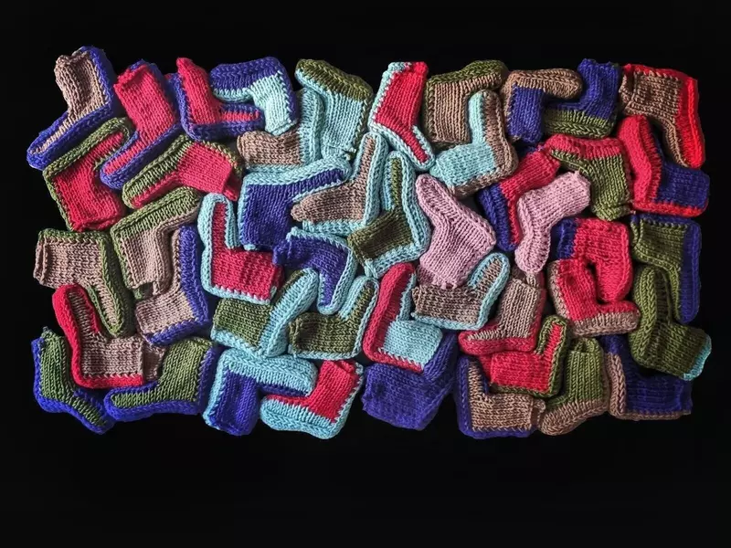 Изображение #2 для публикации «герои: Андрей Никонов вяжет тёплые вещи для детей торопыжек и бездомных»