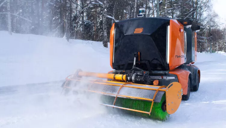 10 роботов беспилотников приступили к уборке Москвы на постоянной основе