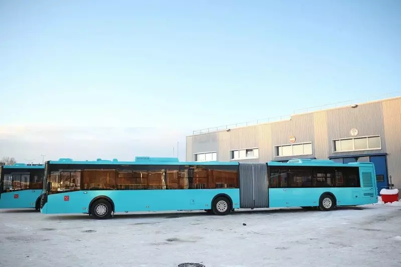 Фото №3 для публикации «ЛиАЗ-6213: 102 автобуса особо большого класса для Санкт Петербурга»