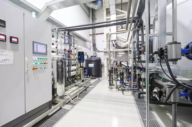 Фото #3 для публикации «Ростсельмаш автоматизировал окраску тракторов и запустил собственные очистные сооружения»