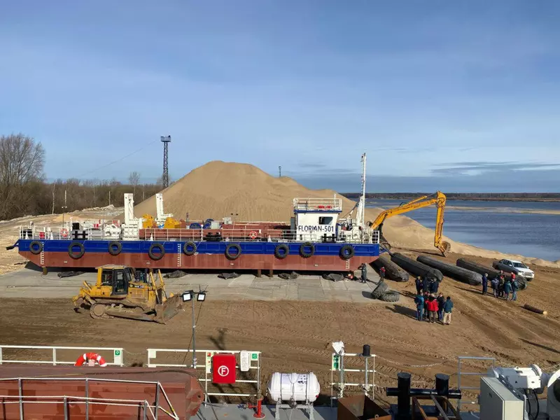 В Нижнем Новгороде спустили на воду земснаряд 501