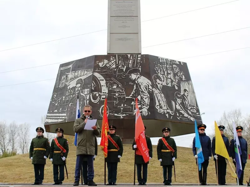 Иллюстрация 5 для «культура: В Иркутске построена стела Город трудовой доблести»