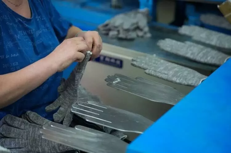 Картинка №5 для статьи «В Тюмени запустили новый цех по производству рабочих перчаток»