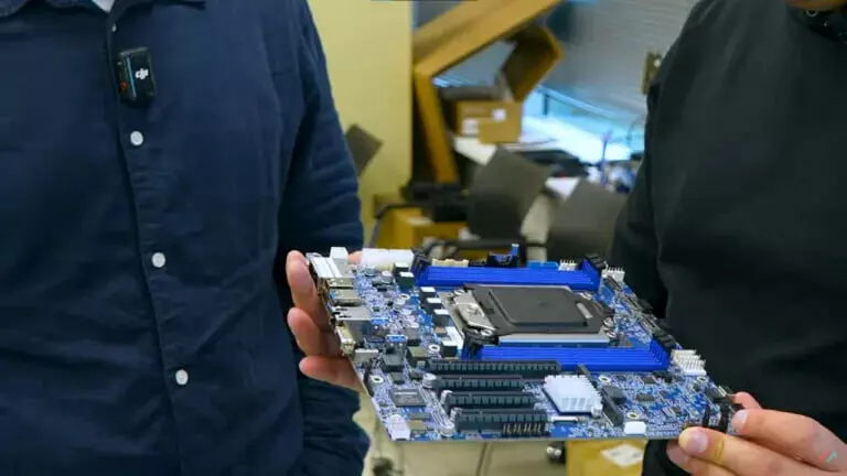 Российская плата с 48 ядерным процессором Байкал