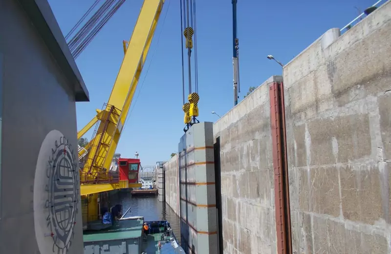 #4 для новости «Жигулёвский гидроузел: Плавкран Могучий завершил операции по замене ворот двух шлюзов Жигулевского гидроузла»