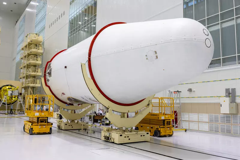 Картинка 13 для «На Восточном на автоматическую станцию Луна 25 накатили головной обтекатель»