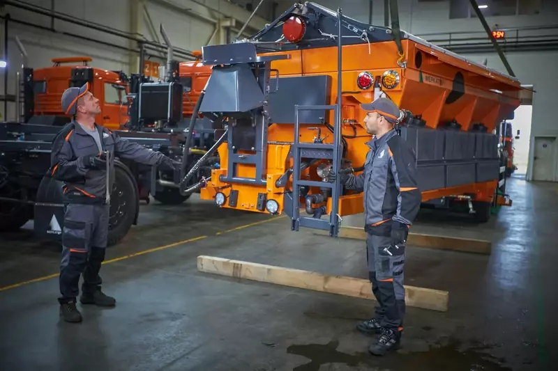 #2 для «спецтехника и логистика: Меркатор Холдинг представил новую комбинированную дорожную машину КДМ 700АК»