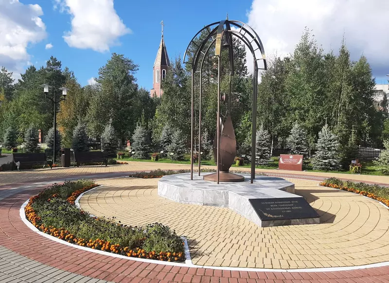 Храм Преображения Господня и сквер Победы (фото автора)