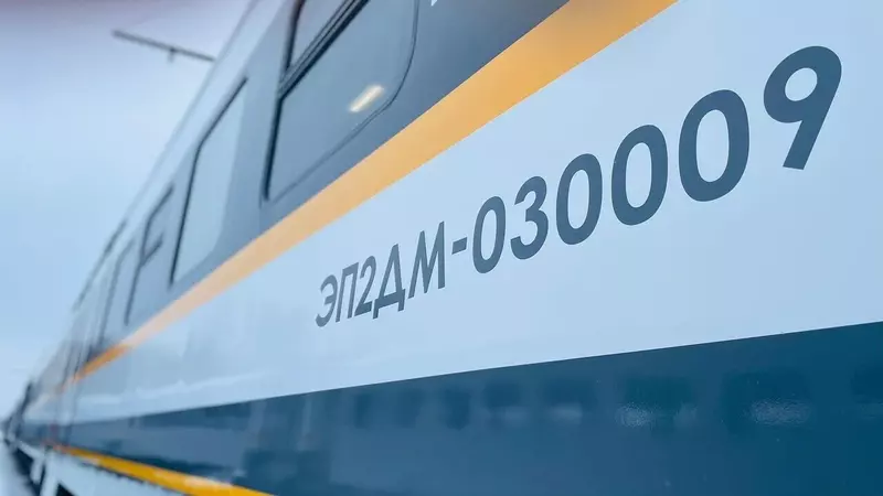 Картинка #4 для «электровоз: Первый электропоезд новой модели ЭП2ДМ отправился на приёмо сдаточные испытания»