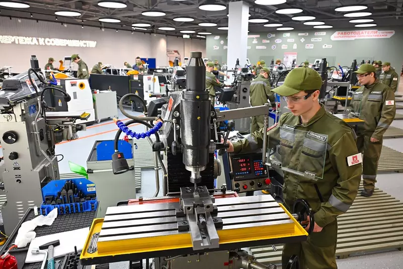 Изображение 2 для новости «Москва: В Москве открыли учебный центр с современными станками для будущих машиностроителей»